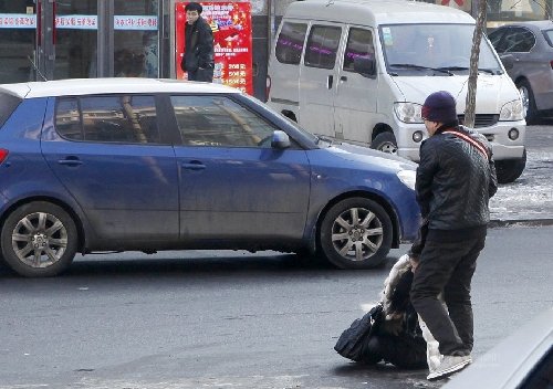 長(zhǎng)春妙齡女子街頭遭人暴打 路人旁觀