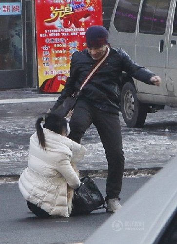 長春妙齡女子街頭遭人暴打 路人旁觀