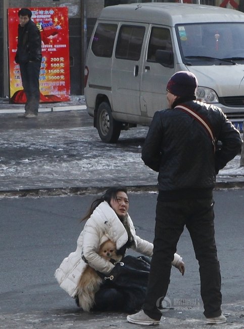 長(zhǎng)春街頭男子暴打女子 路人無(wú)人施救