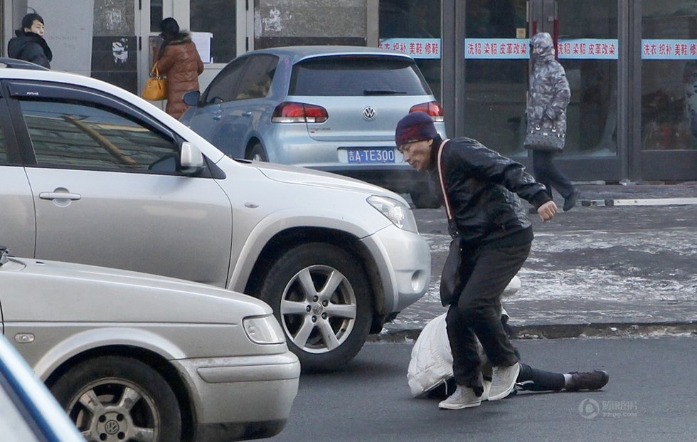 長(zhǎng)春街頭男子暴打女子 路人無人施救