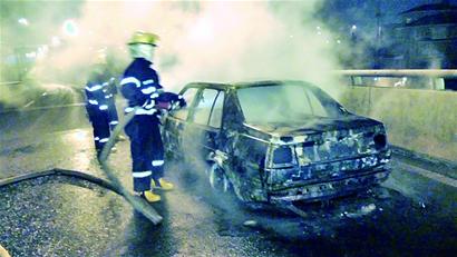 撞上護欄，惹“火”小轎車