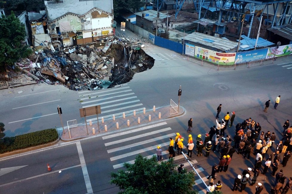 廣州鬧市突發(fā)地陷 房屋陷入“天坑”