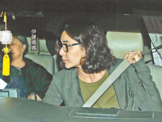 蒙嘉慧鄭伊健福岡訂婚返港 穿情侶裝甜蜜曬婚戒(圖)