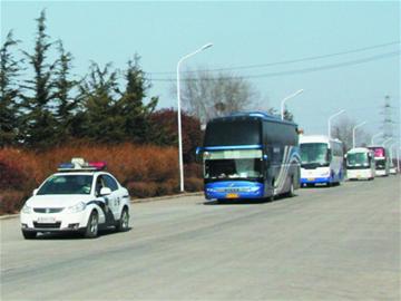 警車開道 2000員工踏上返鄉(xiāng)路