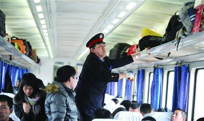 春運(yùn)列車員:除夕餐車包餃子過年 沒親人陪沒春晚看