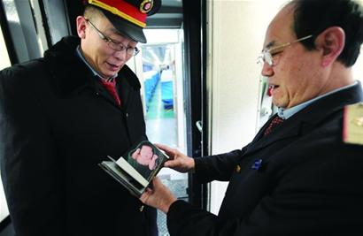 春運(yùn)列車員:除夕餐車包餃子過(guò)年 沒(méi)親人陪沒(méi)春晚看