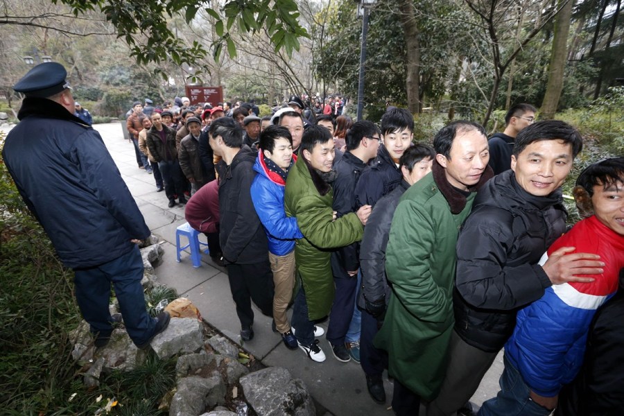 杭州市民排隊購除夕頭香門票