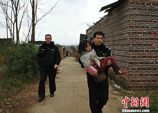 圖為民警成功解救女童。 甘勇 攝