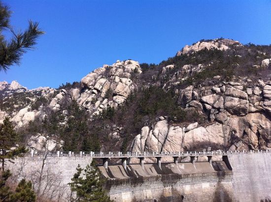 嶗山景區(qū)迎出游高峰 碧空如洗心曠神怡