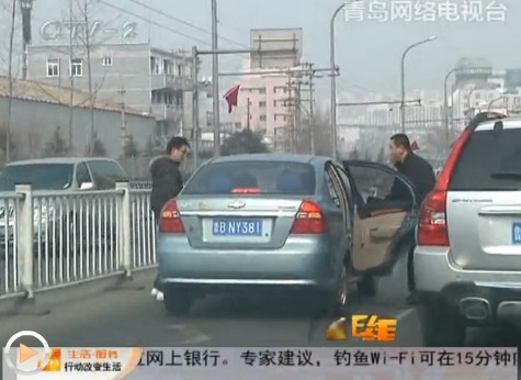 糖球會附近特堵 路口爭道男子發(fā)狂砸車