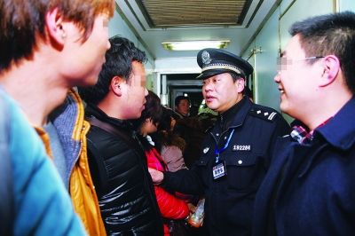 鐵路乘警請小偷到餐車 為防止其作案由民警陪坐