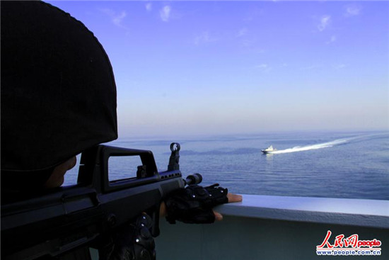 原文配圖：演練中，海盜小艇快速向我艦艇沖鋒，實(shí)施攻擊，特戰(zhàn)隊(duì)員快速鎖定目標(biāo)。