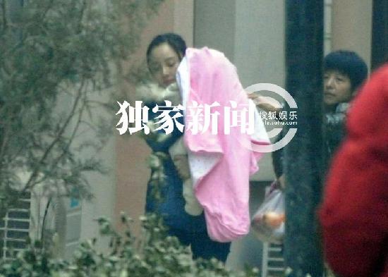 李小璐一家三口串親戚 賈乃亮路邊放花炮