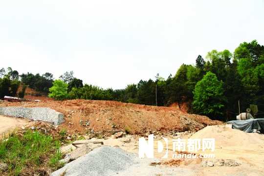 惠州地派鎮(zhèn)地派溫泉酒店對面，是曾廣興所稱倒土的位置，但現(xiàn)場并無大量棄土，當(dāng)?shù)卮逦卜裾J(rèn)曾有大量棄土。