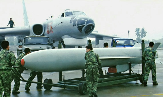 資料圖：轟-6裝備國產“鷹擊-63”大型空對地巡航導彈。