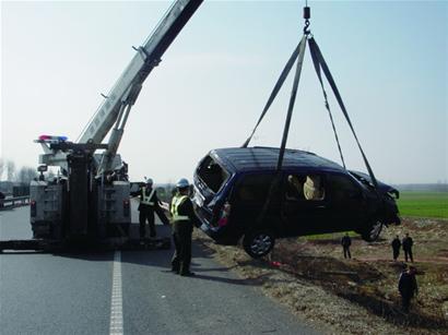 司機(jī)打瞌睡商務(wù)車滾進(jìn)路邊溝