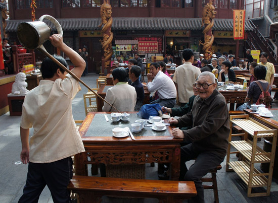 Long-billed teapot