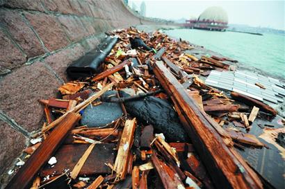 八大峽海域漂浮50米垃圾帶