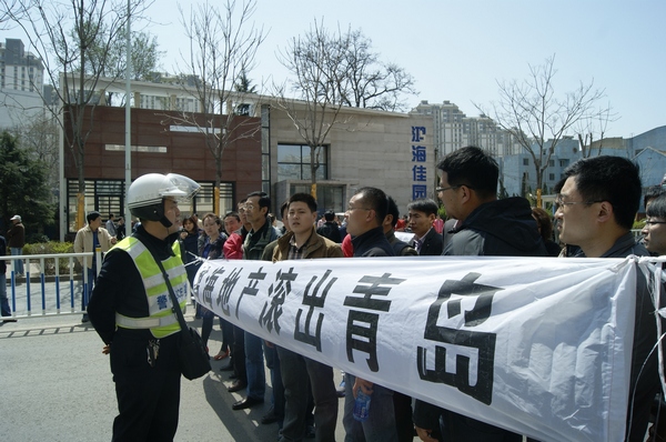 鴻海佳園交房一再拖延 業(yè)主怒堵開發(fā)商