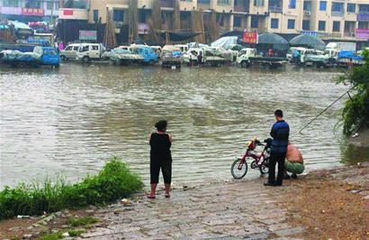 市區(qū)34.1℃創(chuàng)今年最高溫 降雨淹李村大集