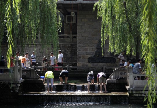 黑虎泉畔市民取水成一景 泉水大碗茶再現(xiàn)老濟(jì)南風(fēng)情