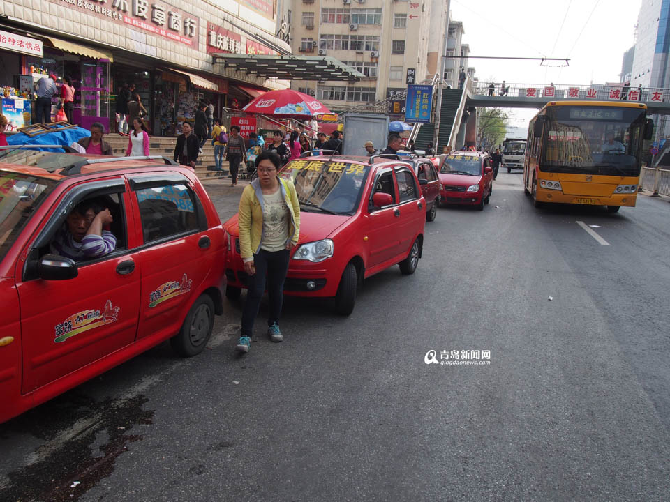 【深度青島】實(shí)拍臺(tái)東奇葩停車(chē) 交通豈能順暢