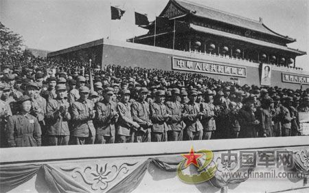 1951年國慶閱兵 給全國人民鼓舞士氣