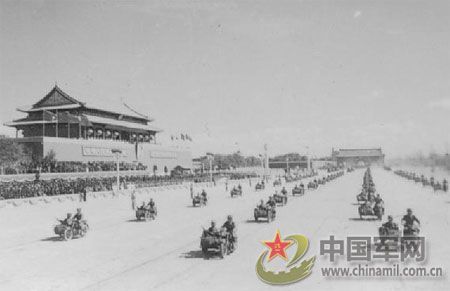 1951年國慶閱兵 給全國人民鼓舞士氣