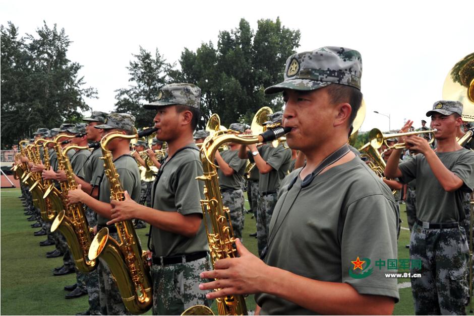 閱兵聯(lián)合軍樂團(tuán)與合唱團(tuán)合練 女隊(duì)員亮眼