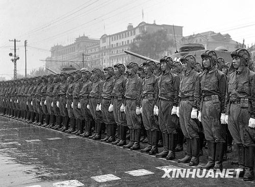 1956年國(guó)慶閱兵 大雨振軍容(組圖)