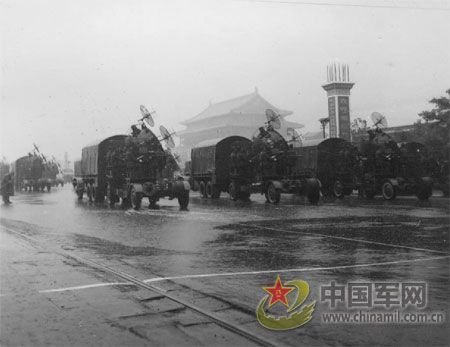 1956年國(guó)慶閱兵 大雨振軍容(組圖)