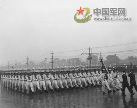 1956年國(guó)慶閱兵 大雨振軍容(組圖)