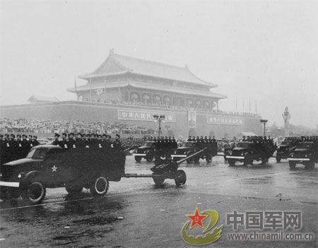 1956年國(guó)慶閱兵 大雨振軍容(組圖)