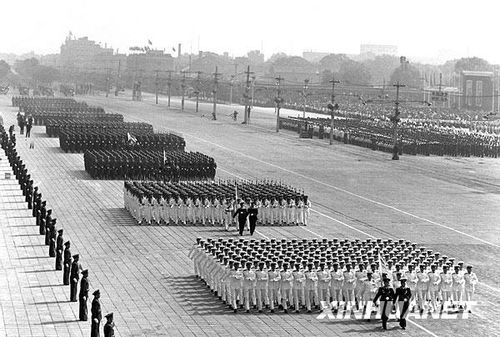 1957年國(guó)慶閱兵 國(guó)產(chǎn)戰(zhàn)斗機(jī)升空為“一五”告捷