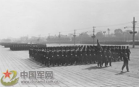 1957年國(guó)慶閱兵 國(guó)產(chǎn)戰(zhàn)斗機(jī)升空為“一五”告捷