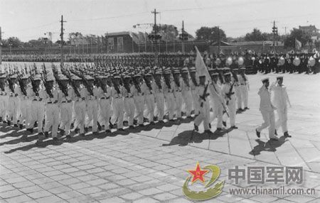 1958年國慶閱兵 民兵方隊規(guī)模空前