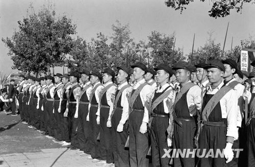 1958年國慶閱兵 民兵方隊規(guī)?？涨?組圖)