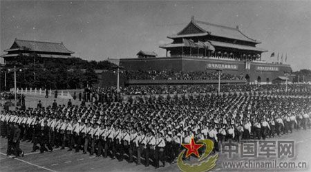 1958年國慶閱兵 民兵方隊(duì)規(guī)?？涨?組圖)