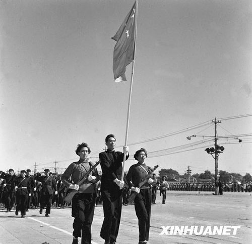 1958年國慶閱兵 民兵方隊規(guī)?？涨?組圖)