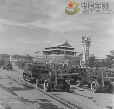 1957年國慶閱兵 國產(chǎn)戰(zhàn)斗機(jī)升空為“一五”告捷