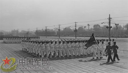 1957年國慶閱兵 國產(chǎn)戰(zhàn)斗機(jī)升空為“一五”告捷