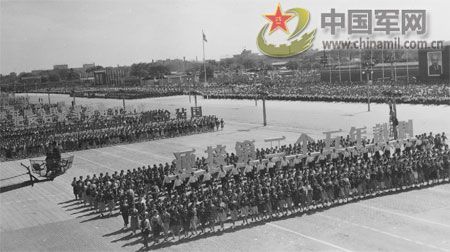 1957年國慶閱兵 國產(chǎn)戰(zhàn)斗機(jī)升空為“一五”告捷