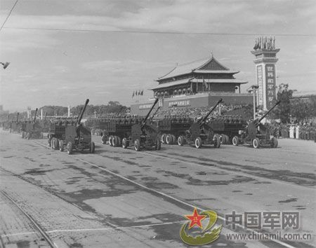 1957年國慶閱兵 國產(chǎn)戰(zhàn)斗機(jī)升空為“一五”告捷