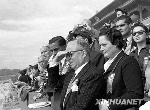 1957年國慶閱兵 國產(chǎn)戰(zhàn)斗機(jī)升空為“一五”告捷