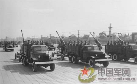 1957年國慶閱兵 國產戰(zhàn)斗機升空為“一五”告捷