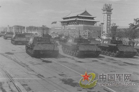 1957年國慶閱兵 國產(chǎn)戰(zhàn)斗機升空為“一五”告捷