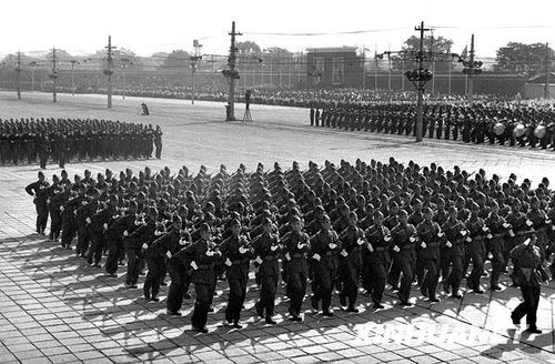 1957年國(guó)慶閱兵 國(guó)產(chǎn)戰(zhàn)斗機(jī)升空為“一五”告捷