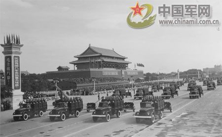 1957年國慶閱兵 國產(chǎn)戰(zhàn)斗機(jī)升空為“一五”告捷