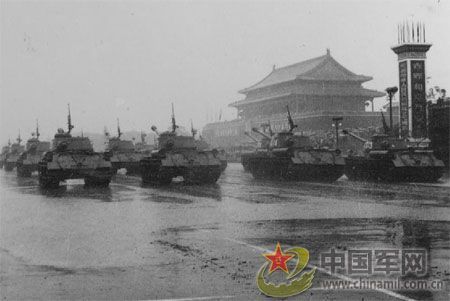 1956年國慶閱兵 大雨振軍容(組圖)