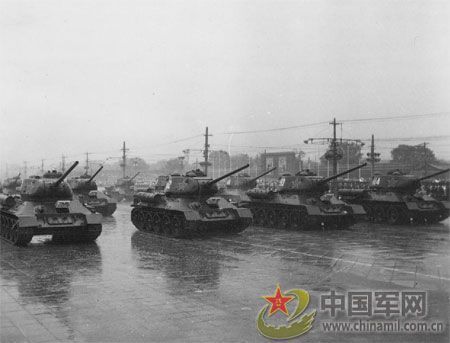 1956年國慶閱兵 大雨振軍容(組圖)